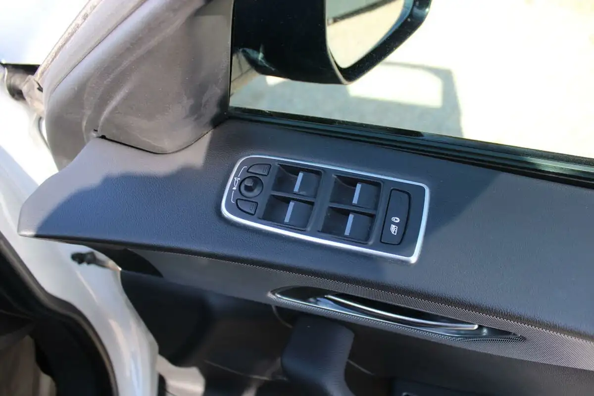 2017-jaguar-f-pace-30-v6-sc-s-30-big-35