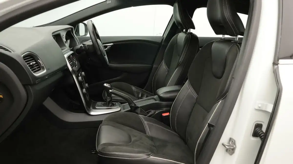 2019-volvo-v40-20-t2-r-design-big-14