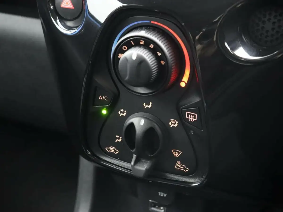 2016-toyota-aygo-10-vvt-i-x-cite-2-cyan-5d-big-28