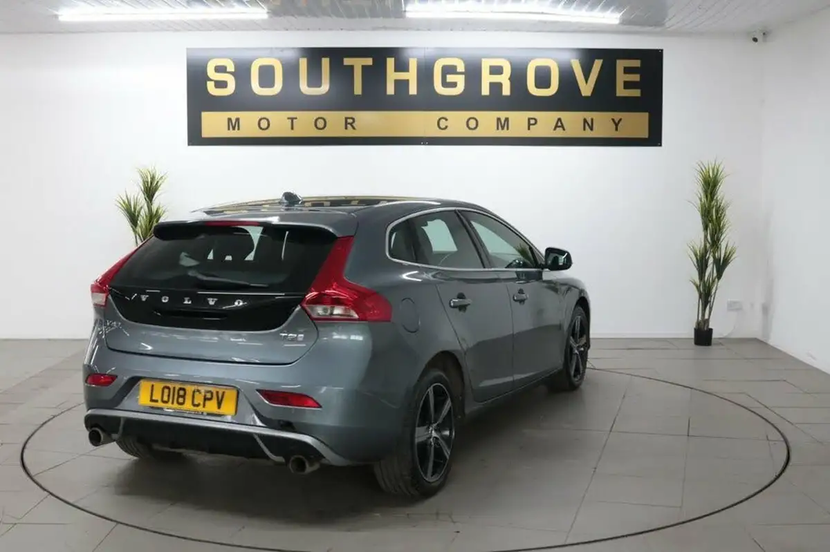2018-volvo-v40-15-t2-r-design-big-7