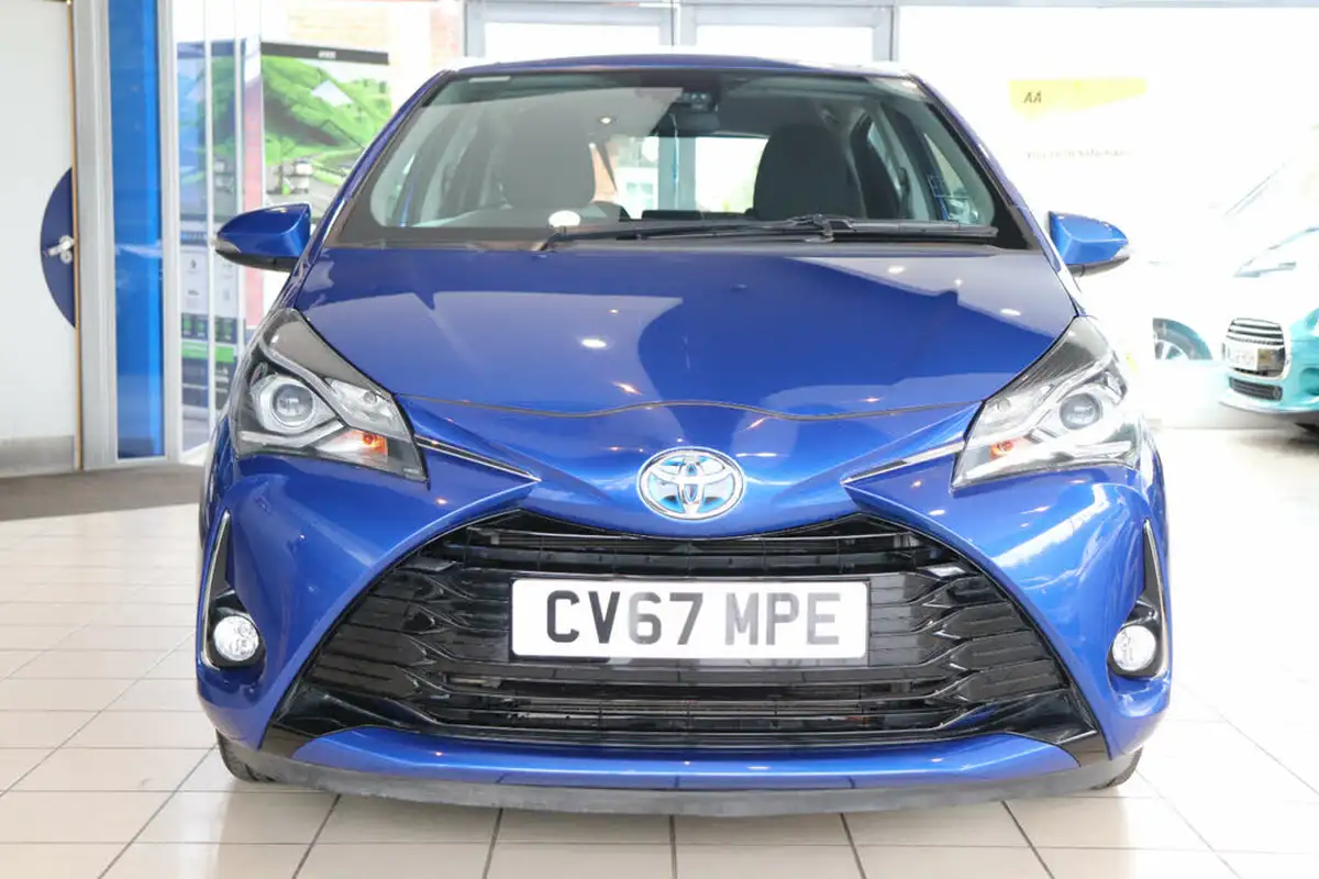2017-toyota-yaris-15-vvt-i-icon-navi-hybrid-big-10