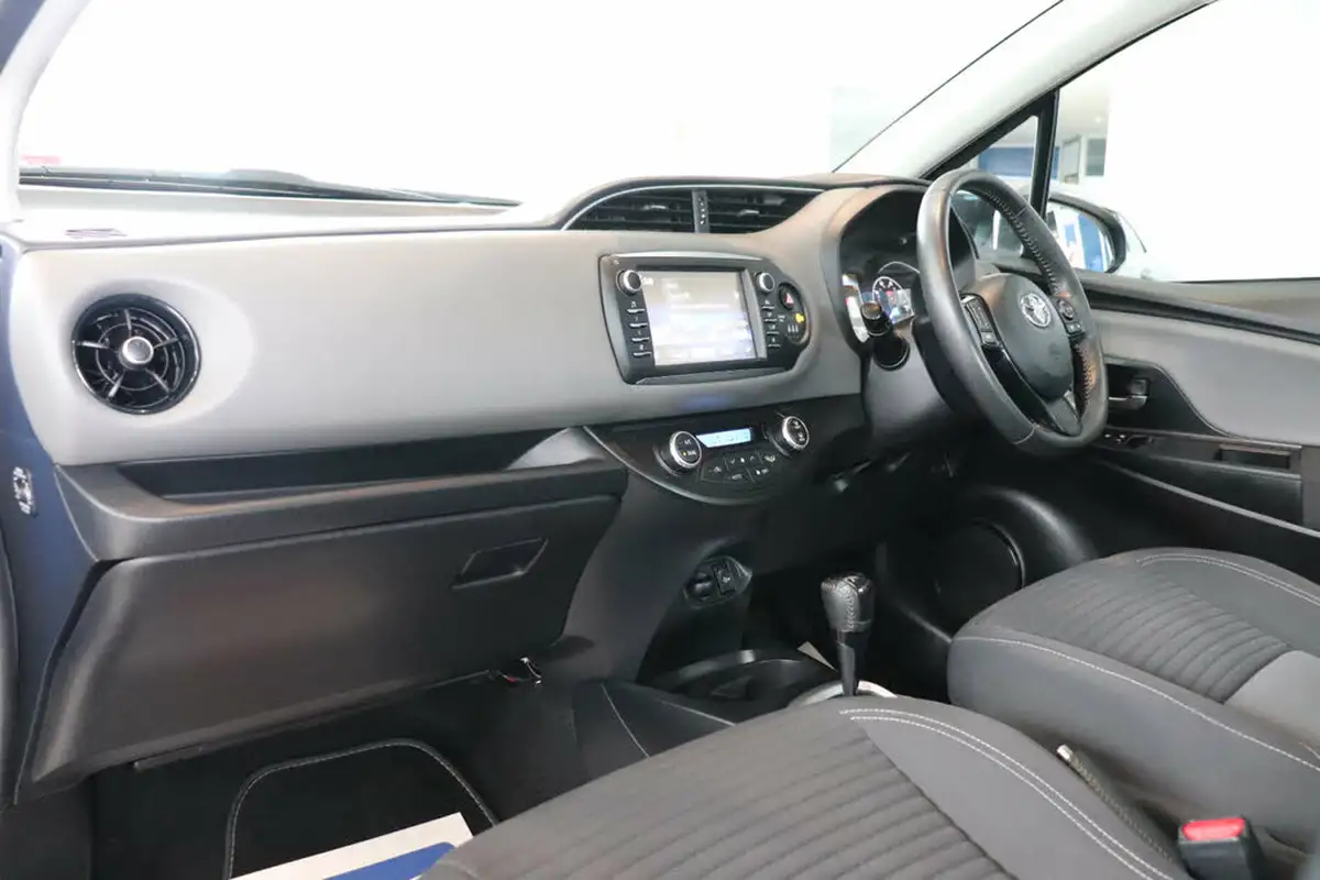 2017-toyota-yaris-15-vvt-i-icon-navi-hybrid-big-32