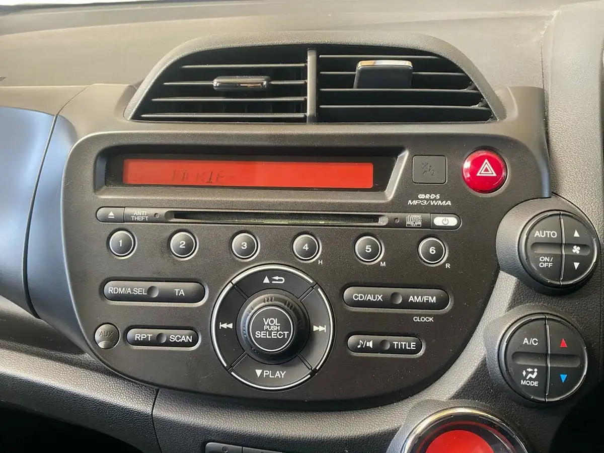 2012-honda-jazz-14-es-cvt-big-19