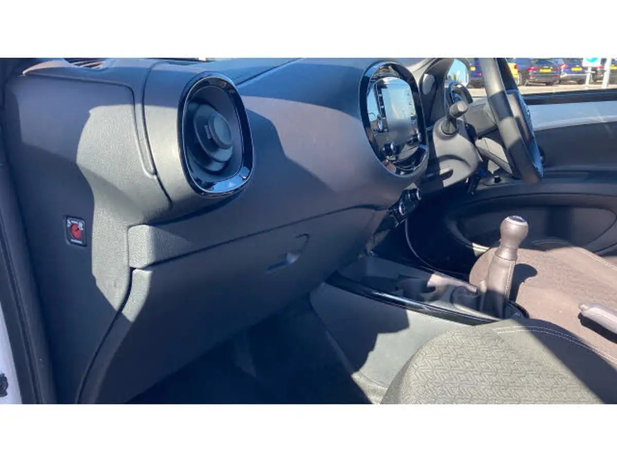 2023-toyota-aygo-x-10-vvt-i-edge-big-24