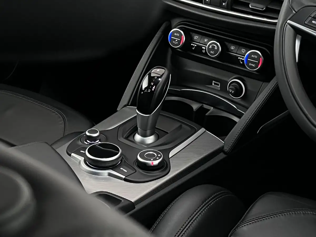 2018-alfa-romeo-stelvio-20-speciale-big-36