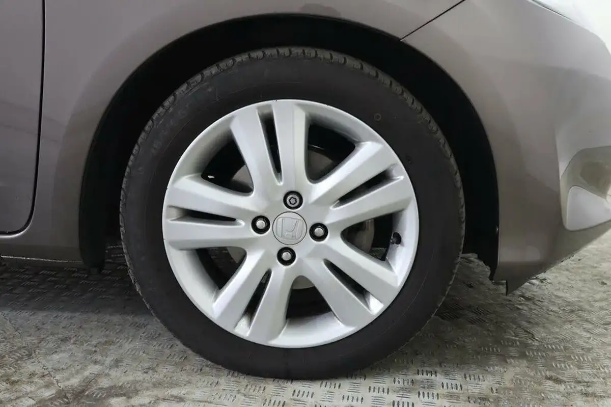2013-honda-jazz-14-es-plus-big-10