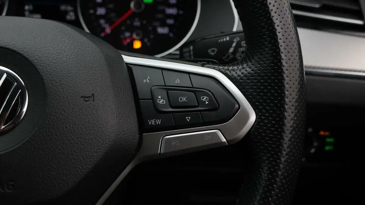 2020-volkswagen-passat-20tdi-r-line-150ps-evo-estate-5d-dsg-big-22