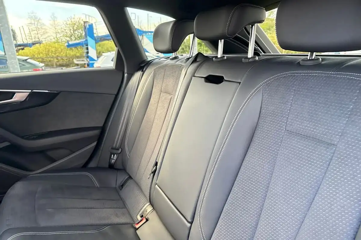 2024-audi-a4-avant-20-35-tdi-black-edition-big-18