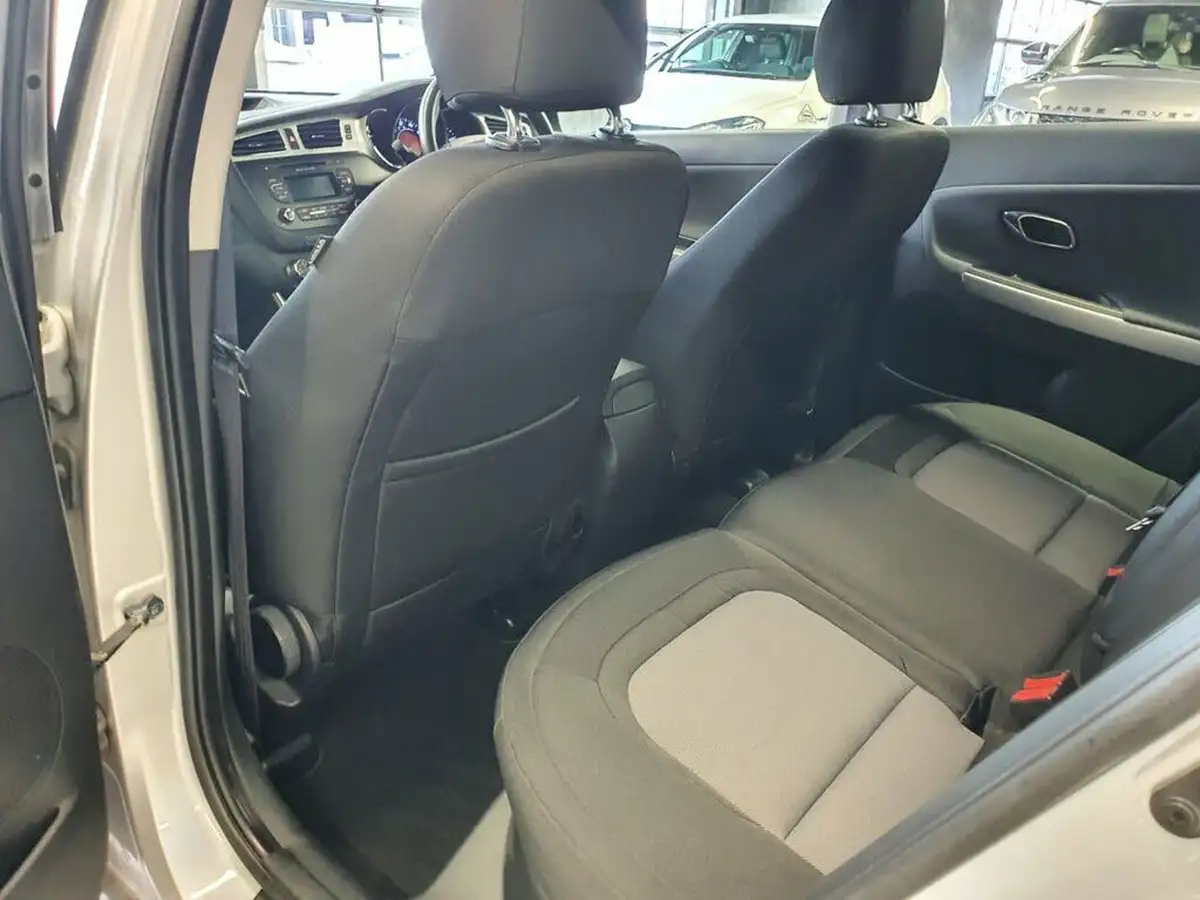 2014-kia-ceed-16crdi-2-hatchback-auto-big-30