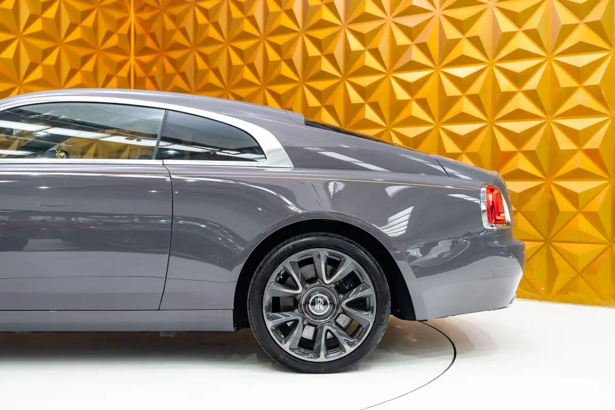 2019-rolls-royce-wraith-66-591bhp-big-29