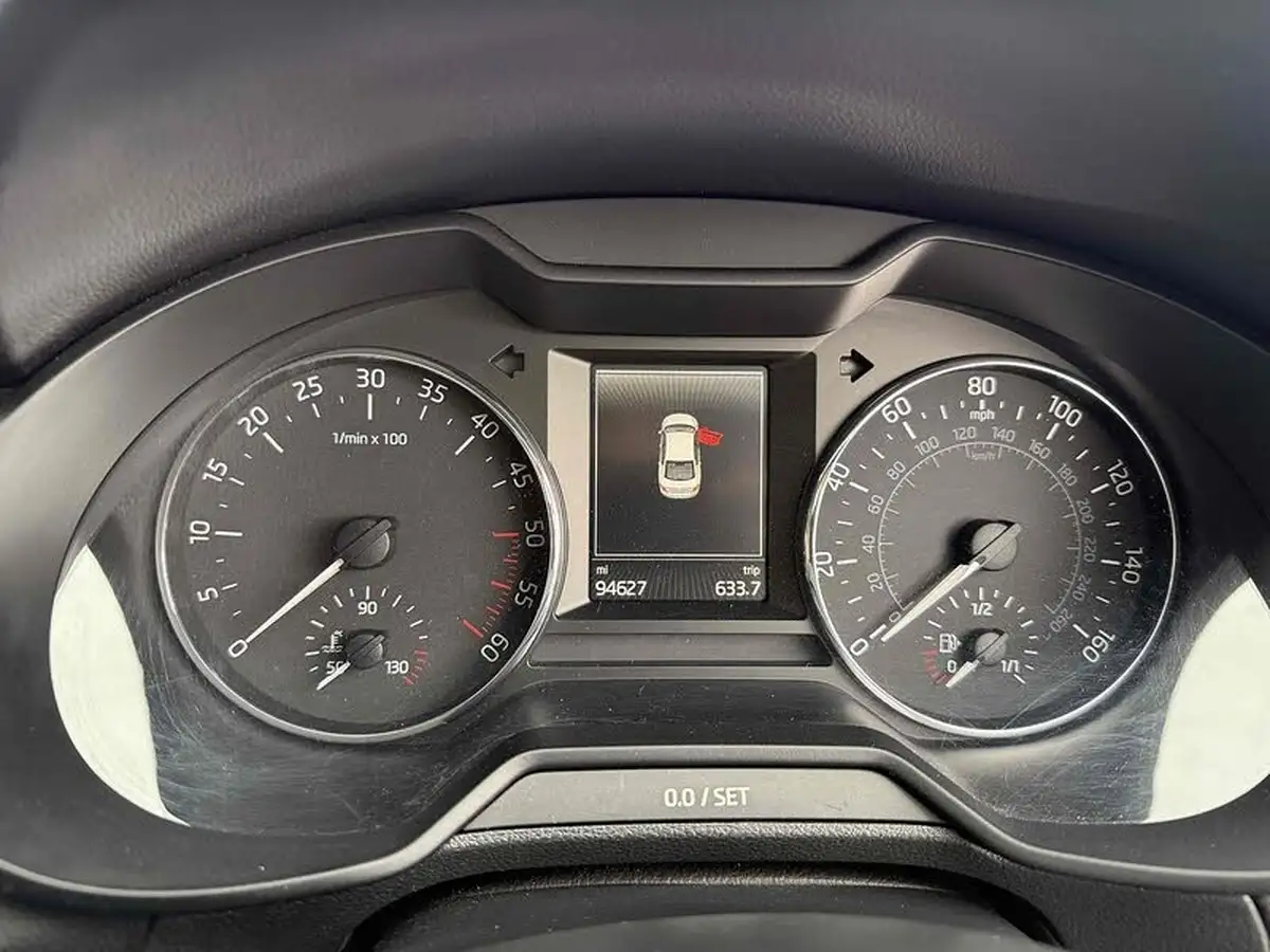 2013-skoda-octavia-20tdi-elegance-hatchback-big-18