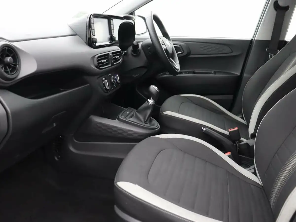 2022-hyundai-i10-12-se-connect-big-21