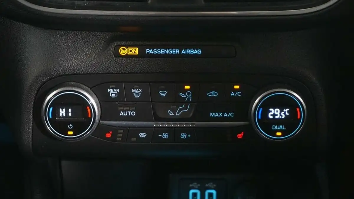2021-ford-focus-15-titanium-edition-hatchback-big-14