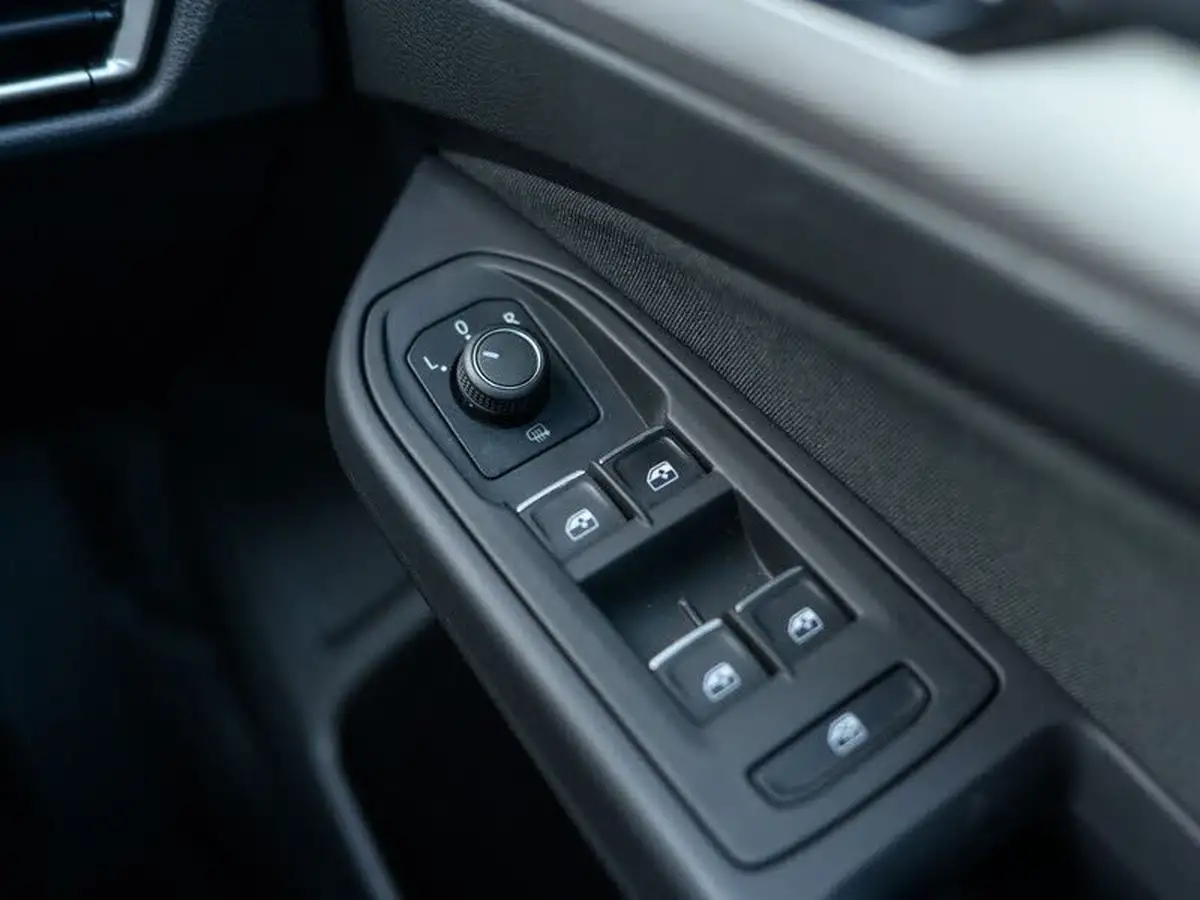 2021-volkswagen-golf-10-etsi-life-hatchback-big-22
