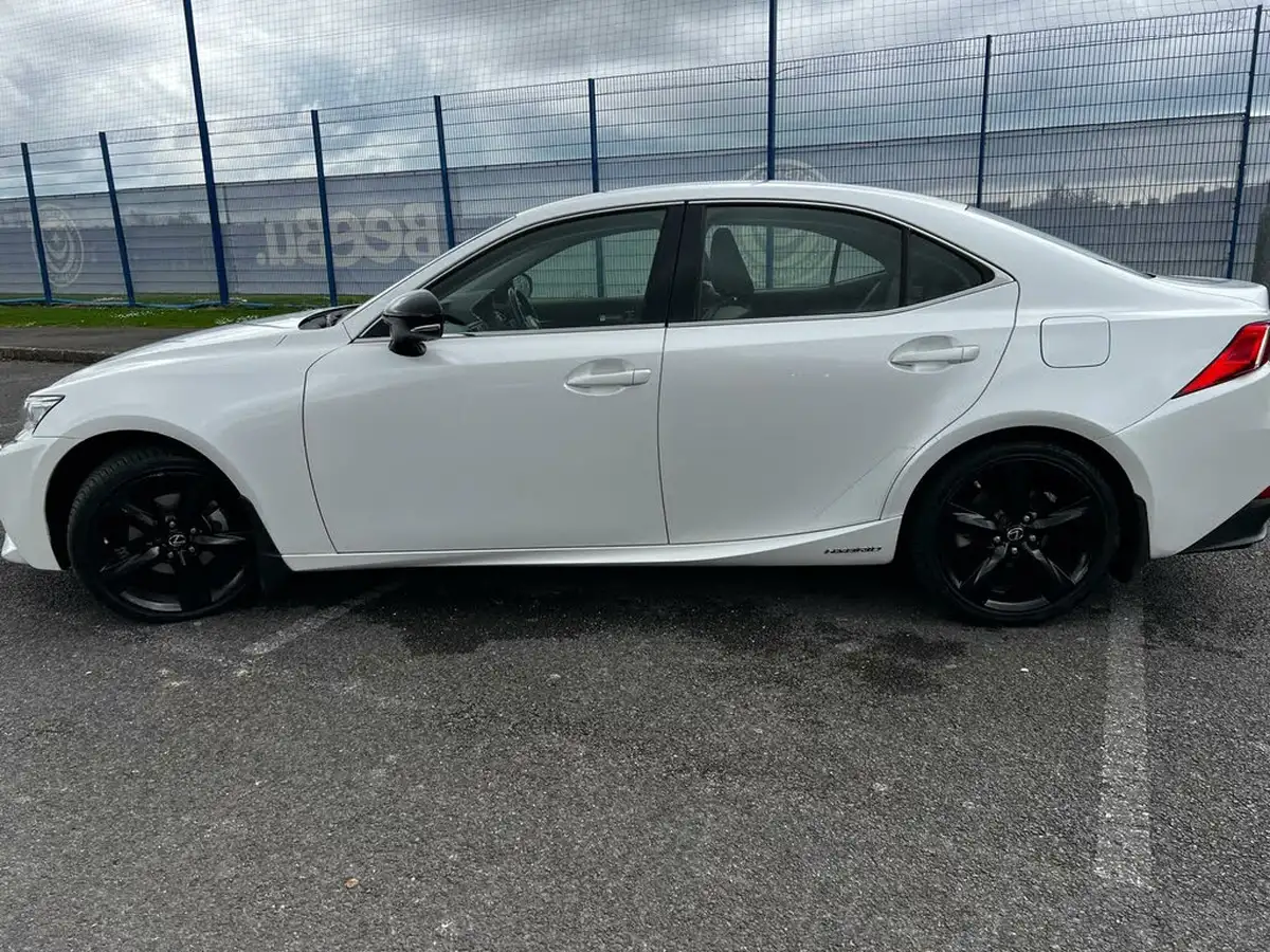 2016-lexus-is-300h-25-sport-big-3