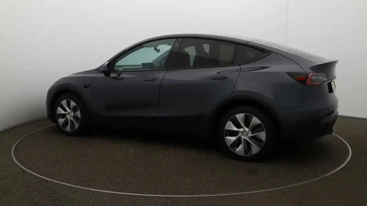 2022-tesla-model-y-e-long-range-big-38
