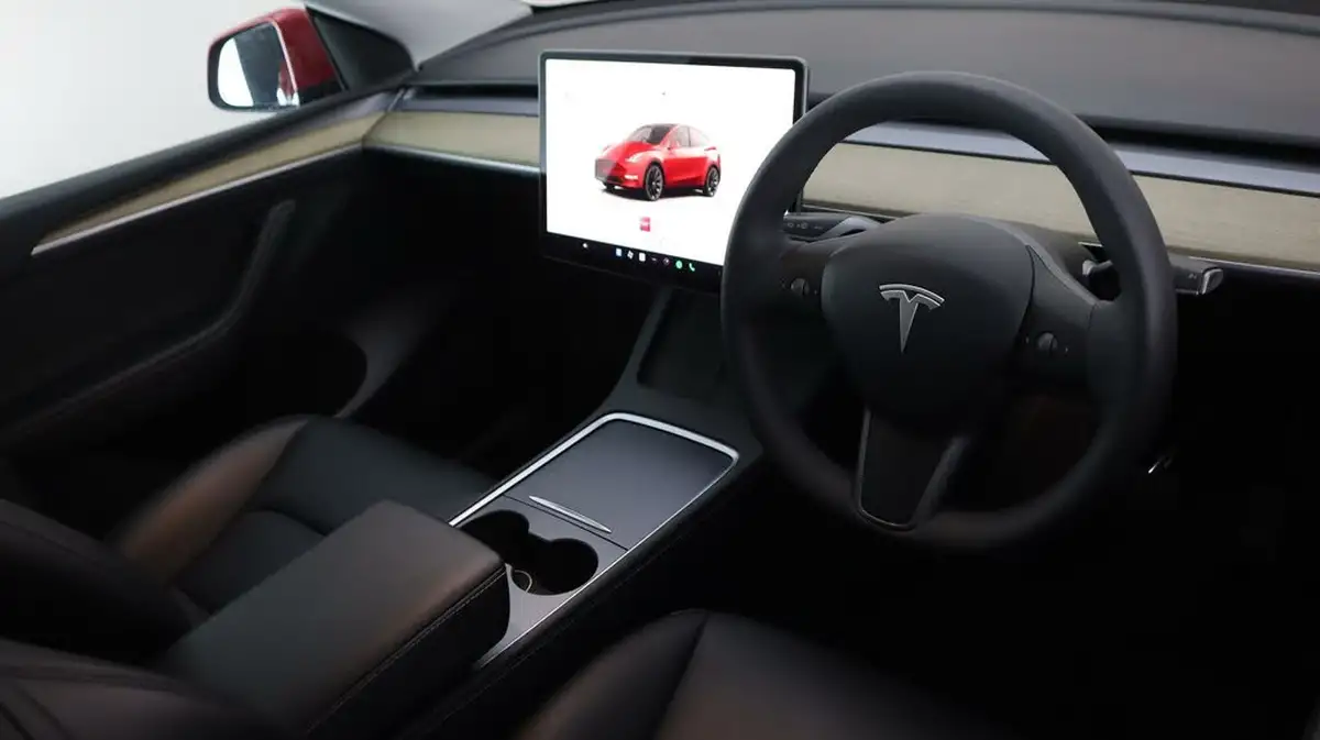 2023-tesla-model-y-e-long-range-big-9