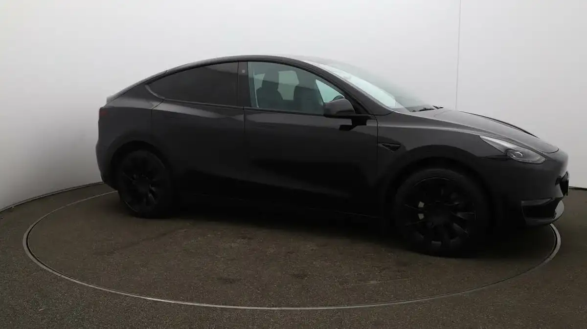 2022-tesla-model-y-e-long-range-big-36