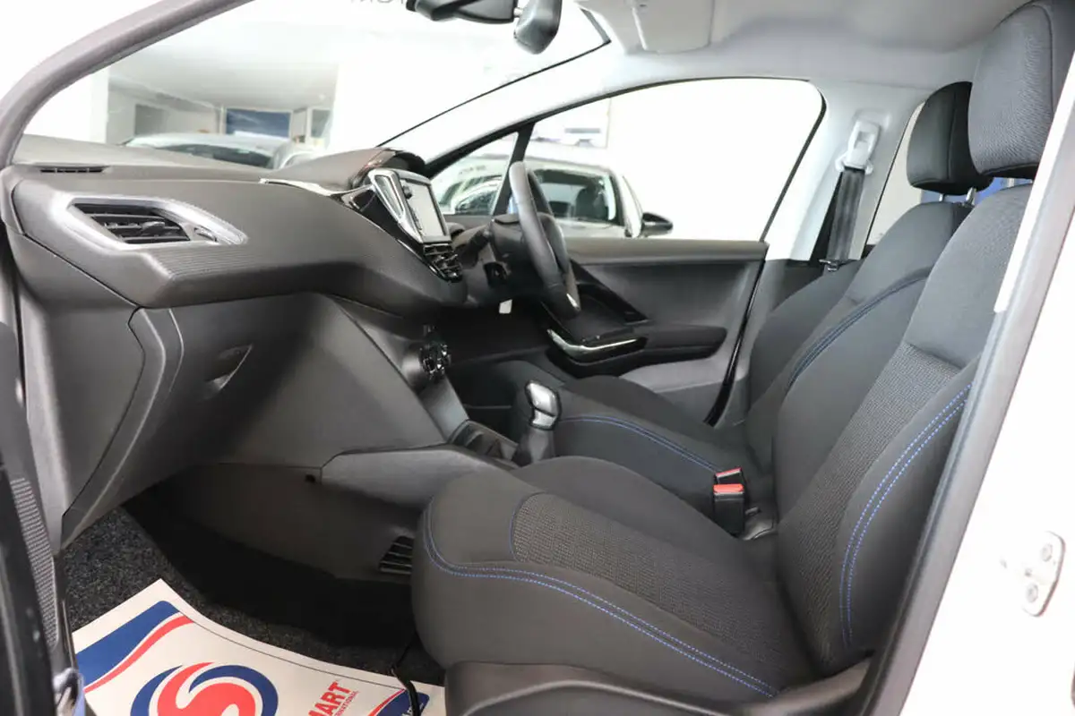 2019-peugeot-208-12-puretech-signature-big-31