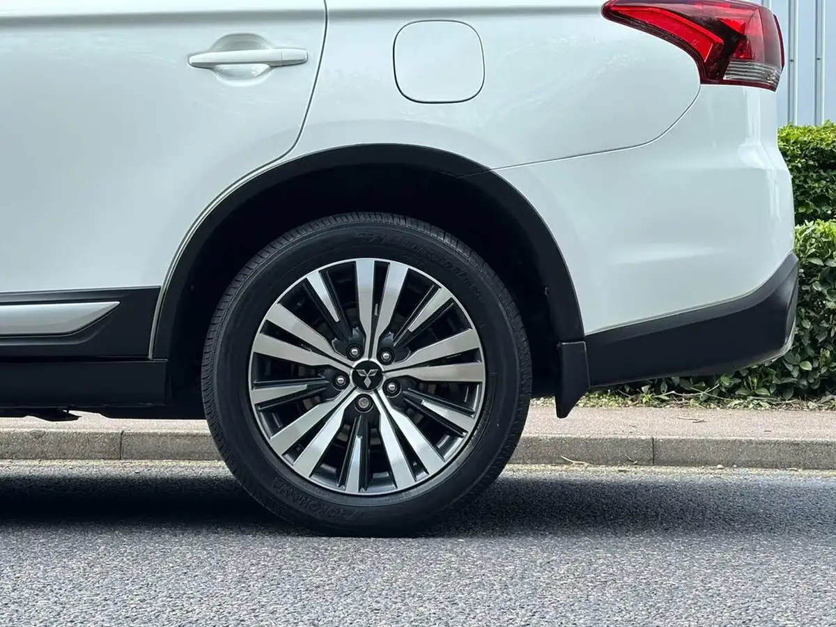 2020-mitsubishi-outlander-20-exceed-big-9