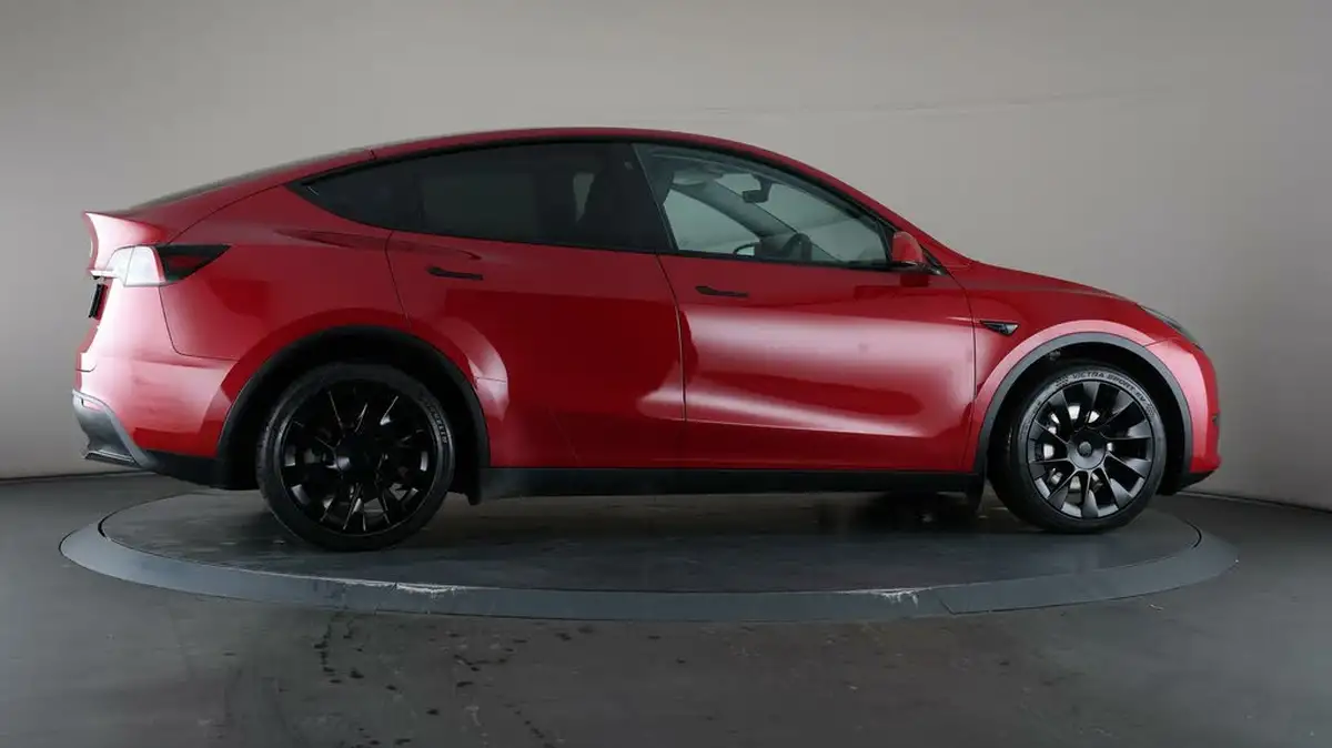 2023-tesla-model-y-e-long-range-big-54