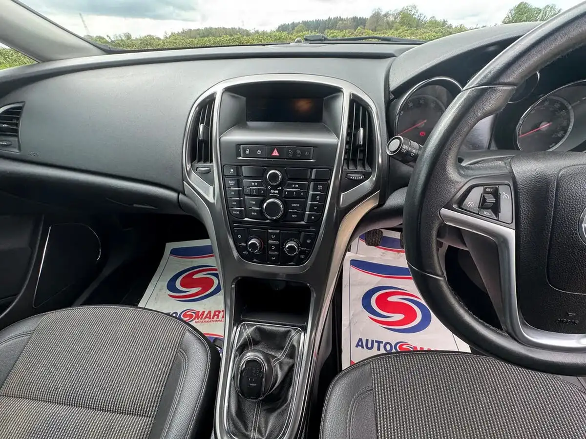 2011-vauxhall-astra-16-se-16v-vvt-115ps-hatchback-big-15