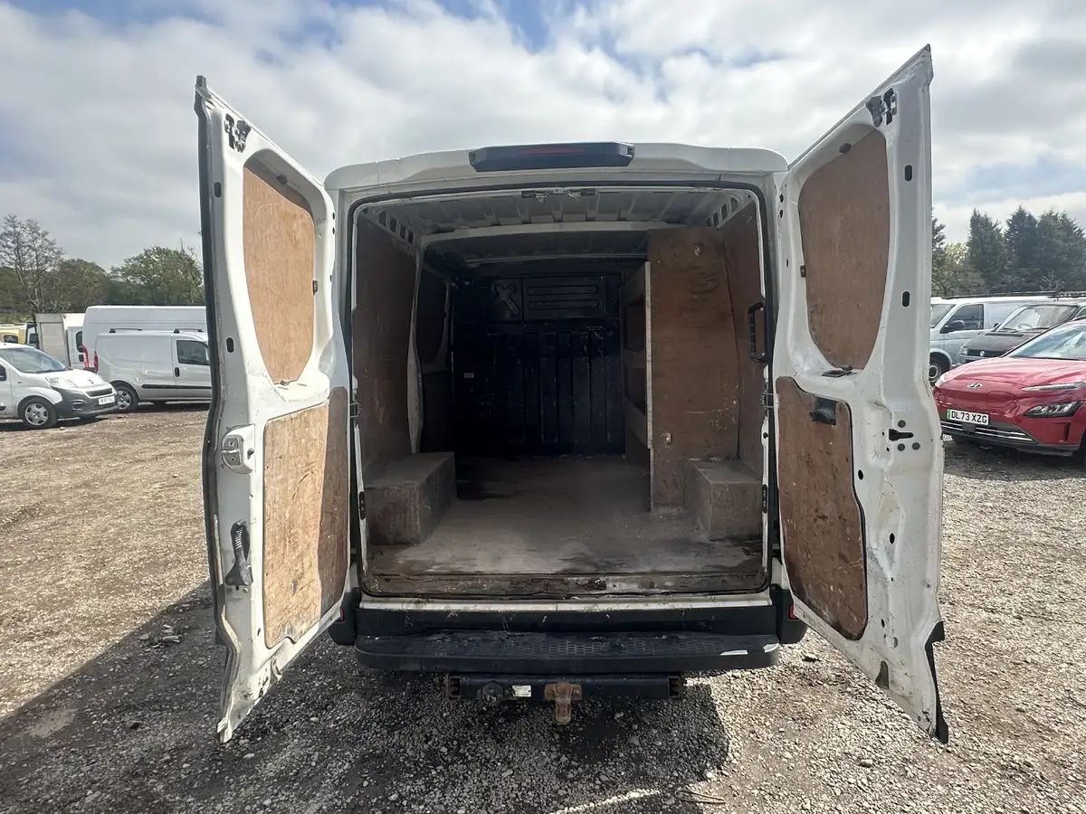 2015-iveco-daily-s-class-23td-35s13v-3000-h1-panel-big-16