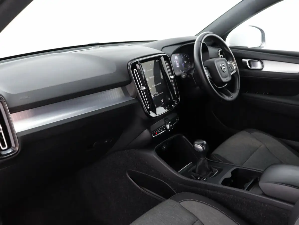 2020-volvo-xc40-15-t3-momentum-big-38