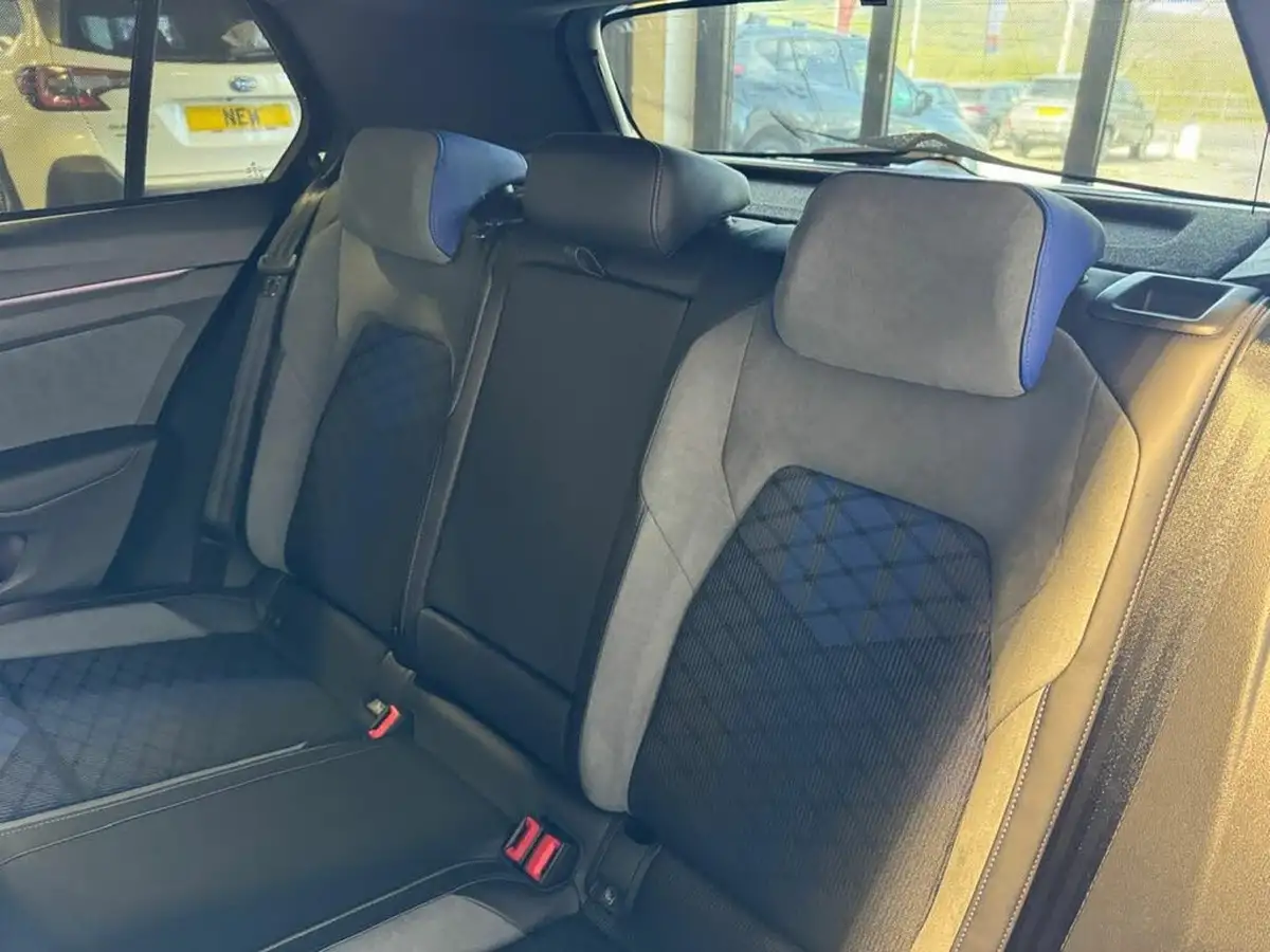 2025-volkswagen-golf-20-tsi-r-black-edition-big-32