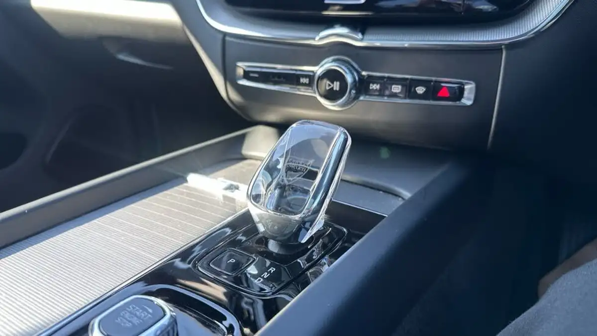2024-volvo-xc60-20-t8-ultimate-dark-big-13