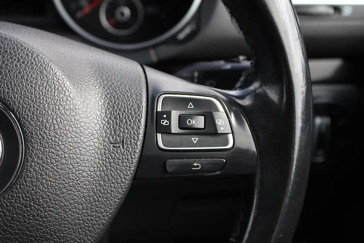 2012-volkswagen-golf-16td-blue-motion-match-5d-big-25