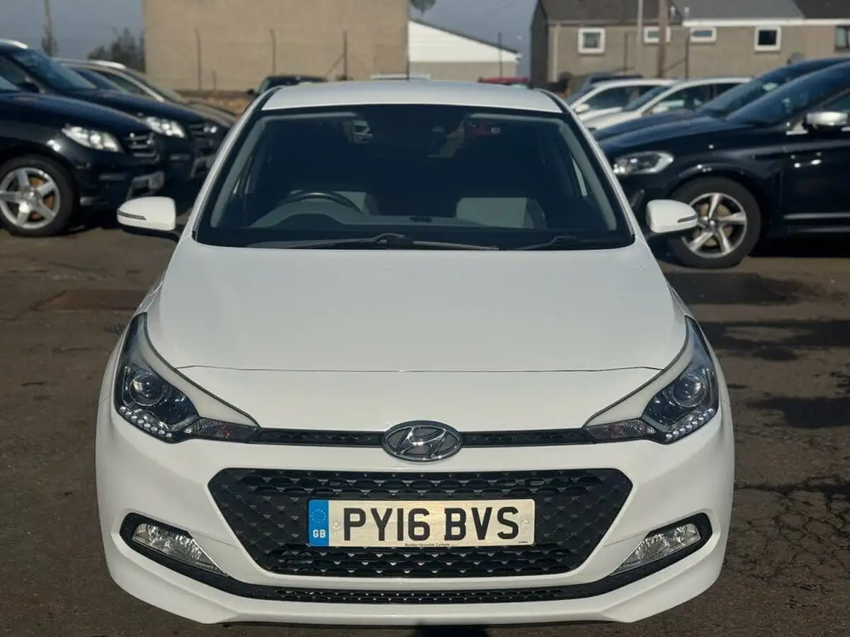2016-hyundai-i20-14-premium-big-1