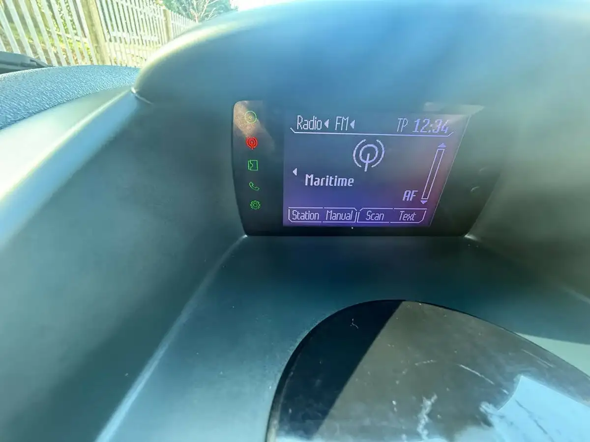 2012-ford-fiesta-14-titanium-5d-big-38