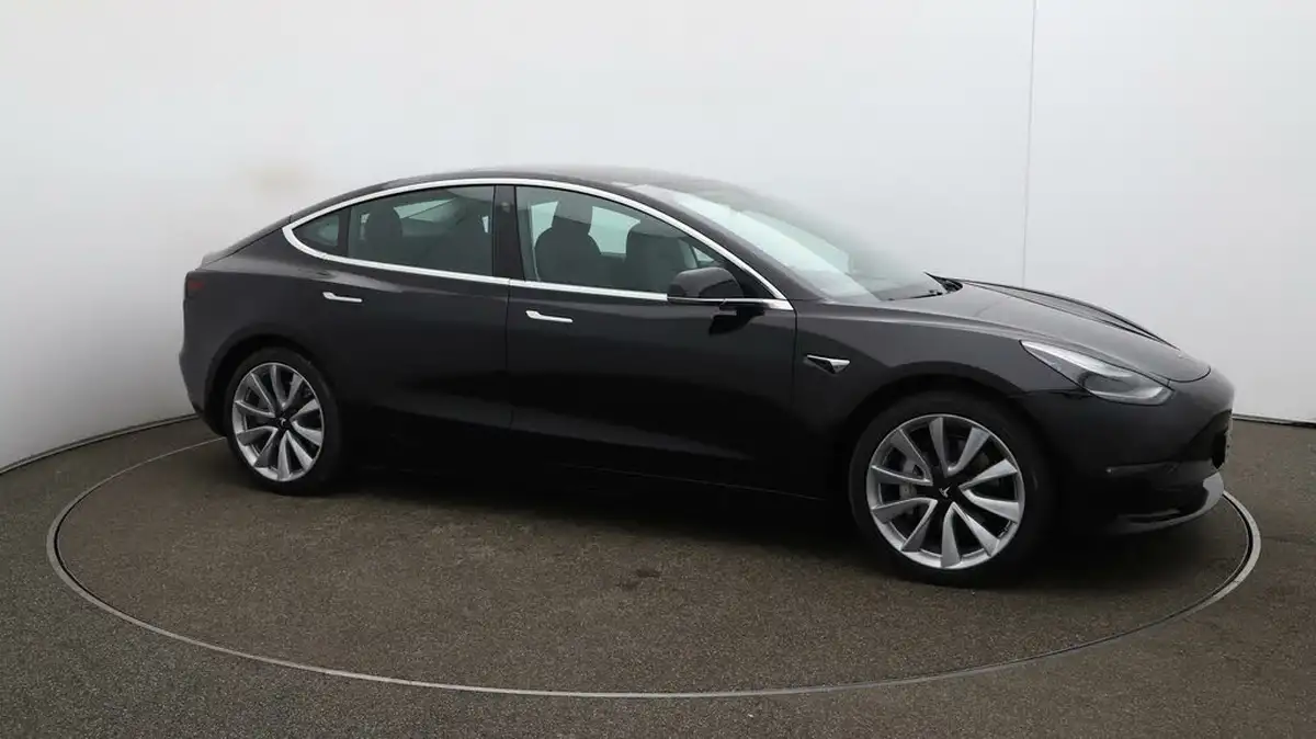 2020-tesla-model-3-e-long-range-big-39