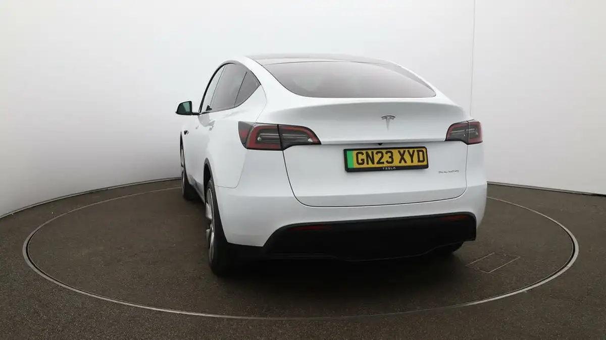 2023-tesla-model-y-e-long-range-big-52