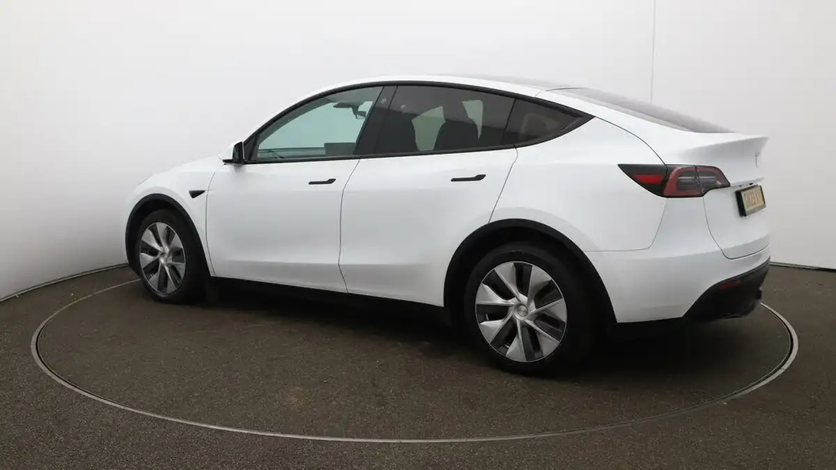 2023-tesla-model-y-e-long-range-big-28