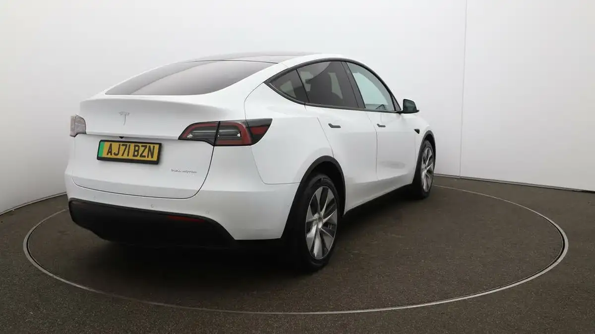 2022-tesla-model-y-e-long-range-big-46