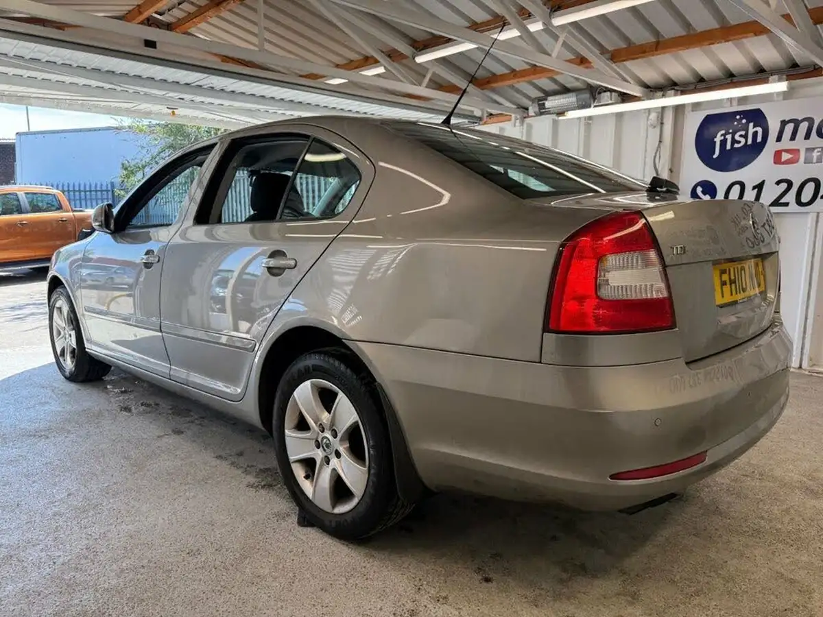 2010-skoda-octavia-20td-elegance-142ps-hatchback-dsg-big-4
