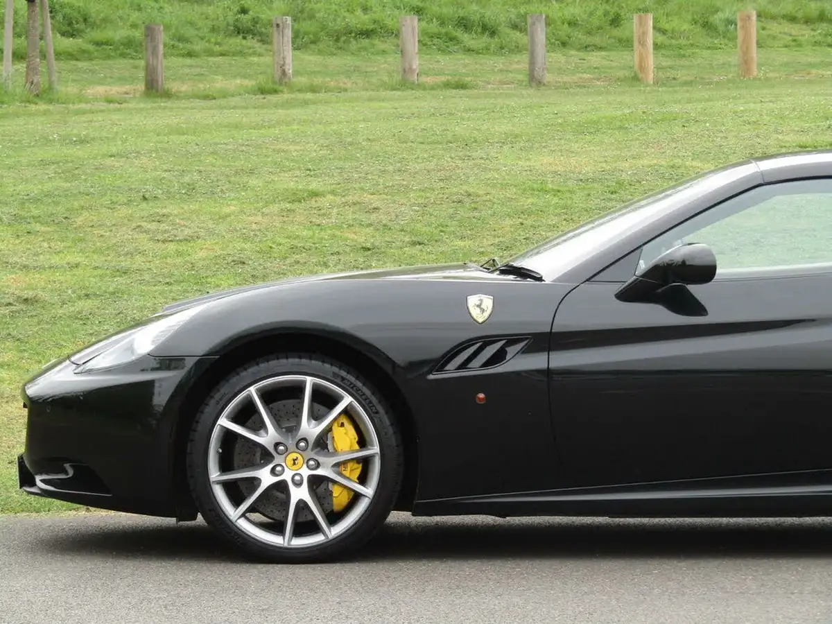 2010-ferrari-california-43-big-50