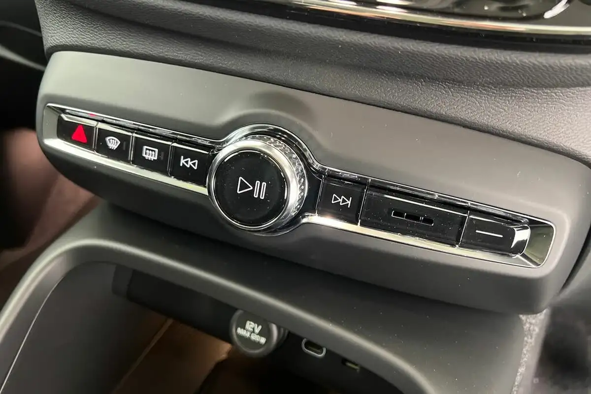 2024-volvo-xc40-20-b3-ultra-bright-big-13