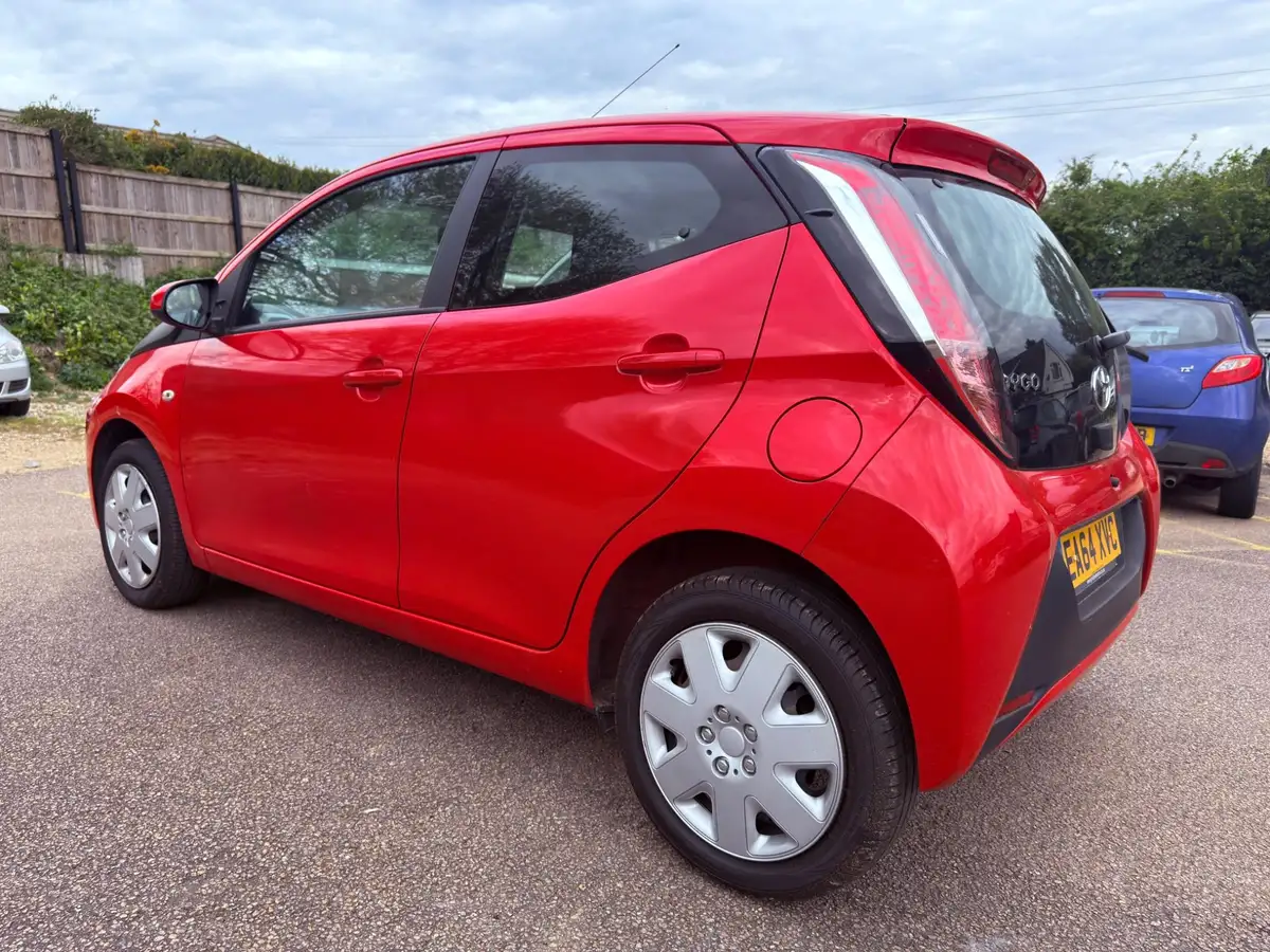 2015-toyota-aygo-10-vvt-i-x-play-5d-big-3