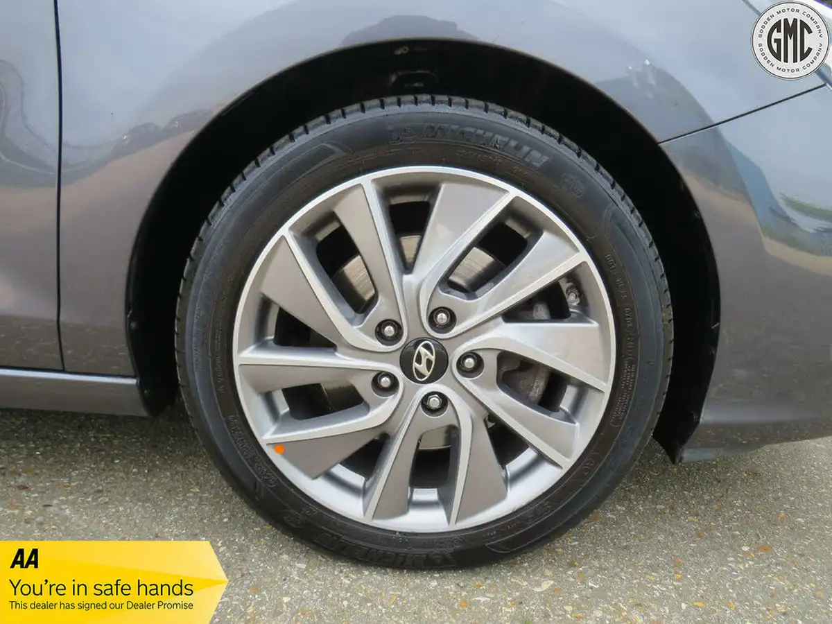 2018-hyundai-i30-14-t-gdi-se-nav-isg-fastback-dct-big-30