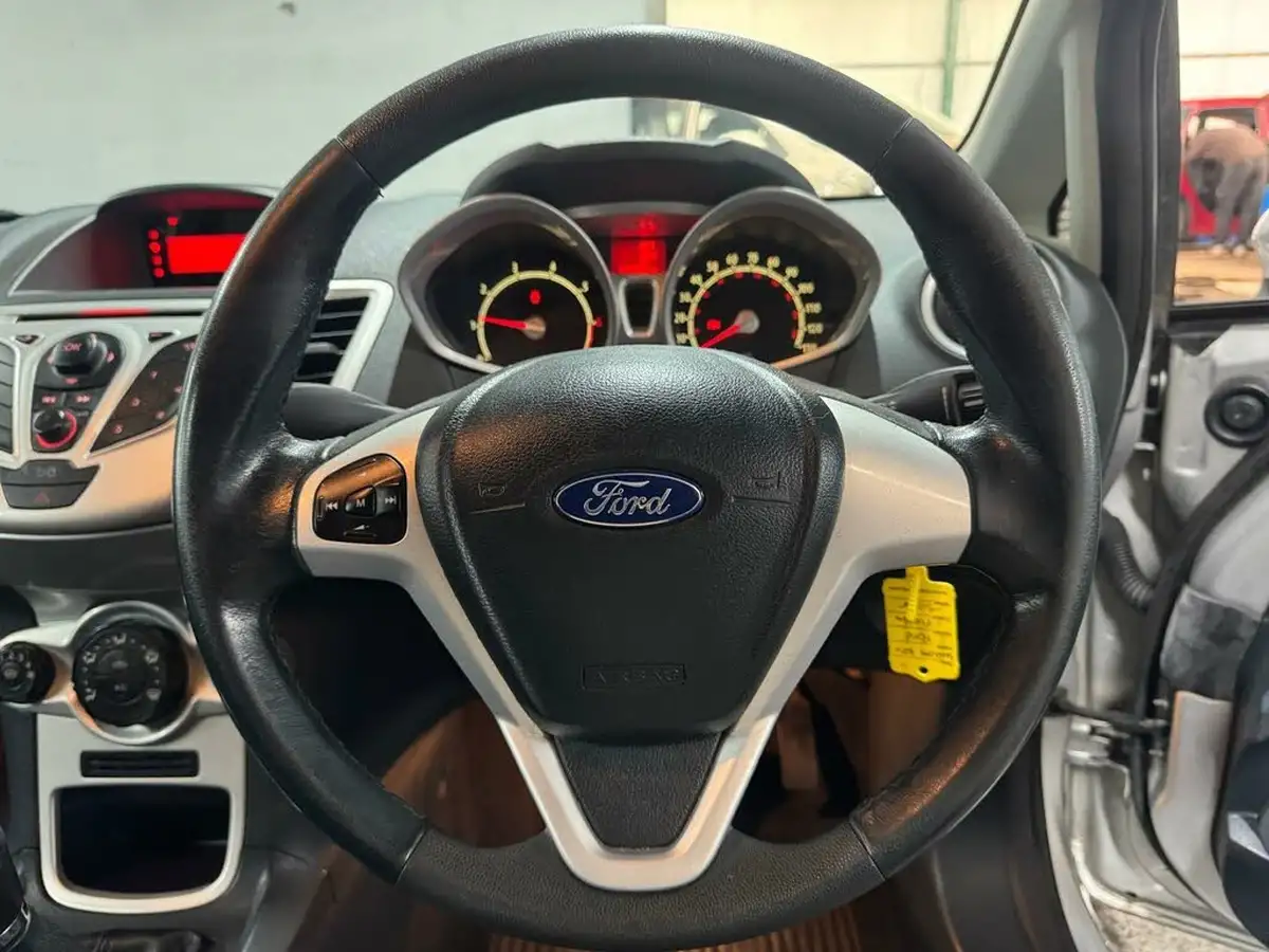 2009-ford-fiesta-125-zetec-3d-big-42