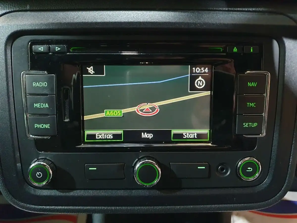 2014-skoda-fabia-12-black-edition-hatchback-big-5