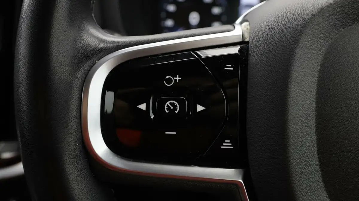 2022-volvo-v60-20-b3-r-design-161bhp-big-23