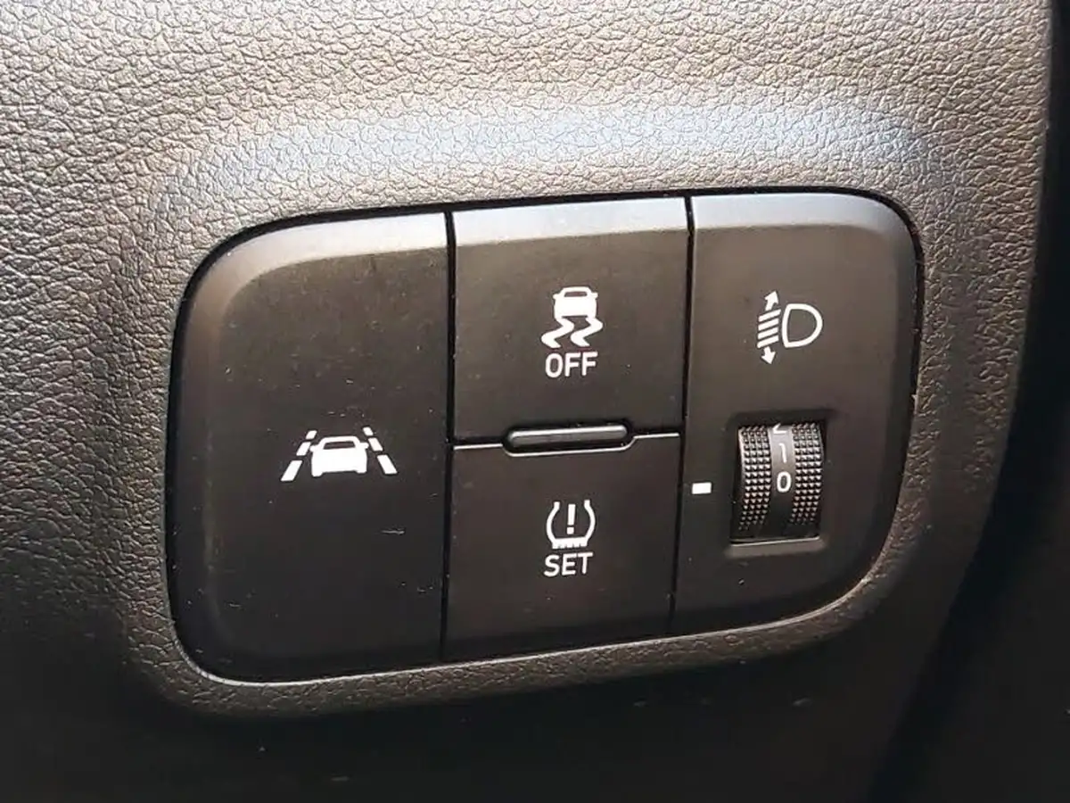 2021-hyundai-i10-10-se-connect-big-17