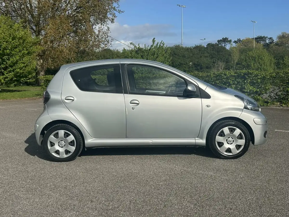 2011-toyota-aygo-10-aygo-ice-5d-big-7