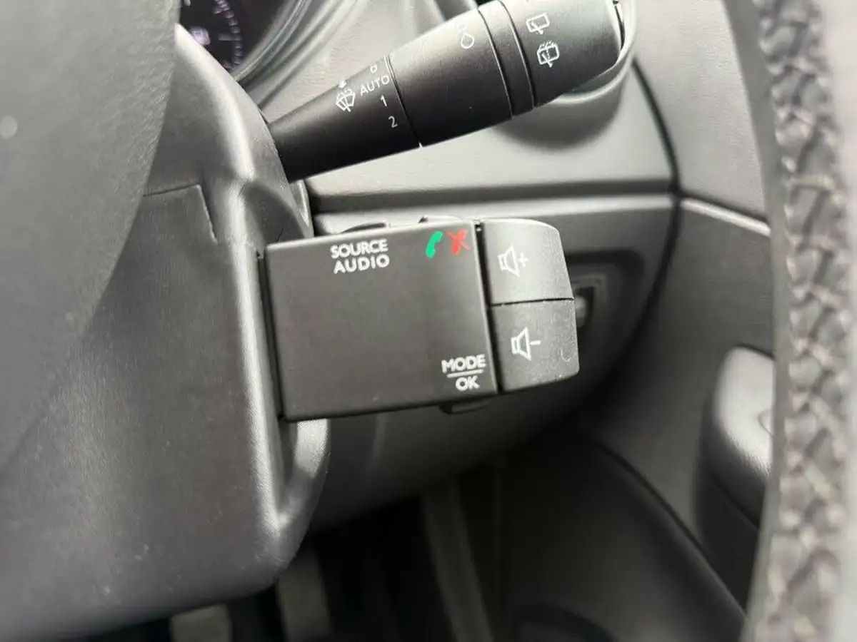 2018-renault-captur-09-tce-iconic-big-17