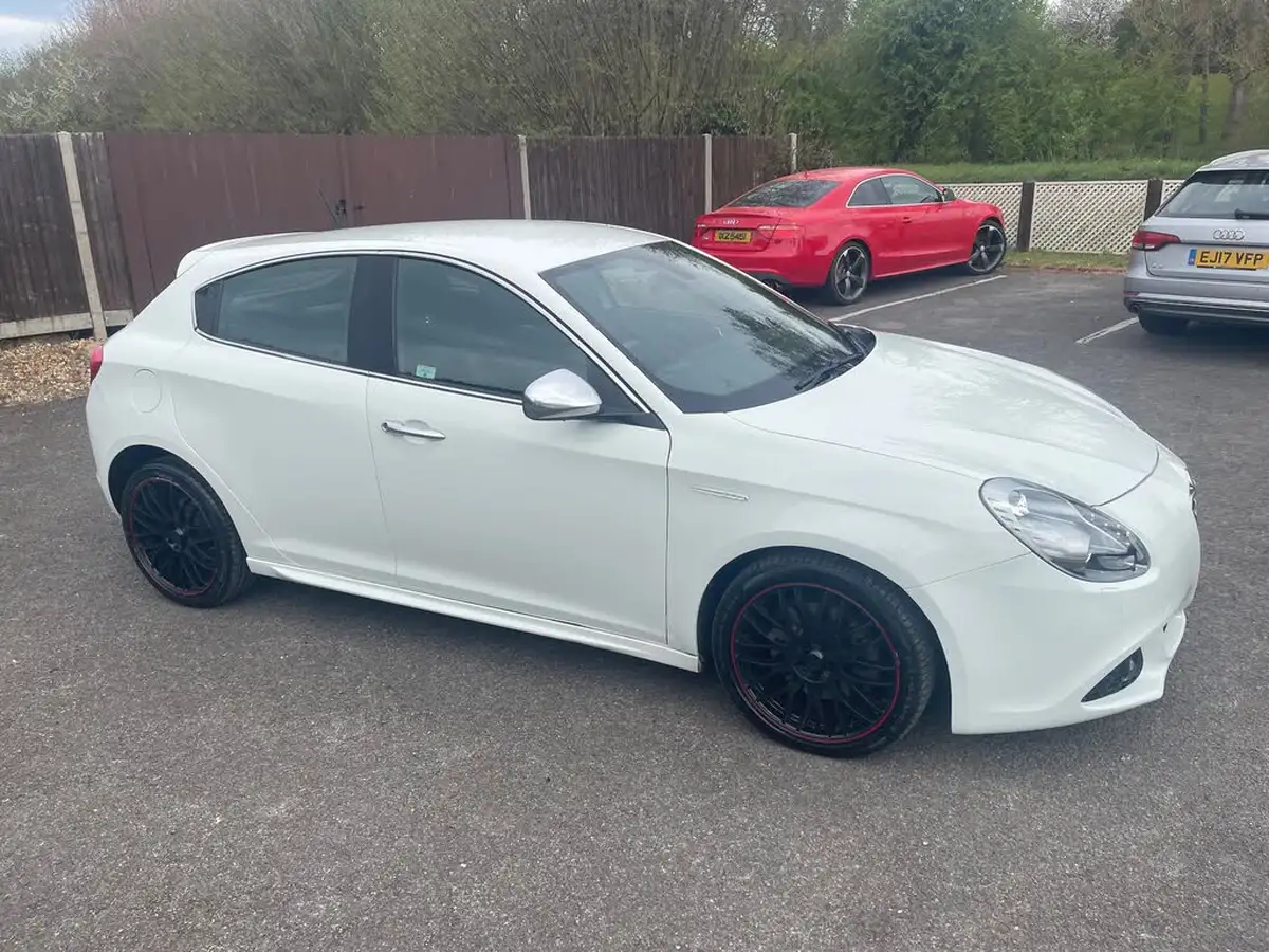 2012-alfa-romeo-giulietta-20td-veloce-170bhp-tct-big-62