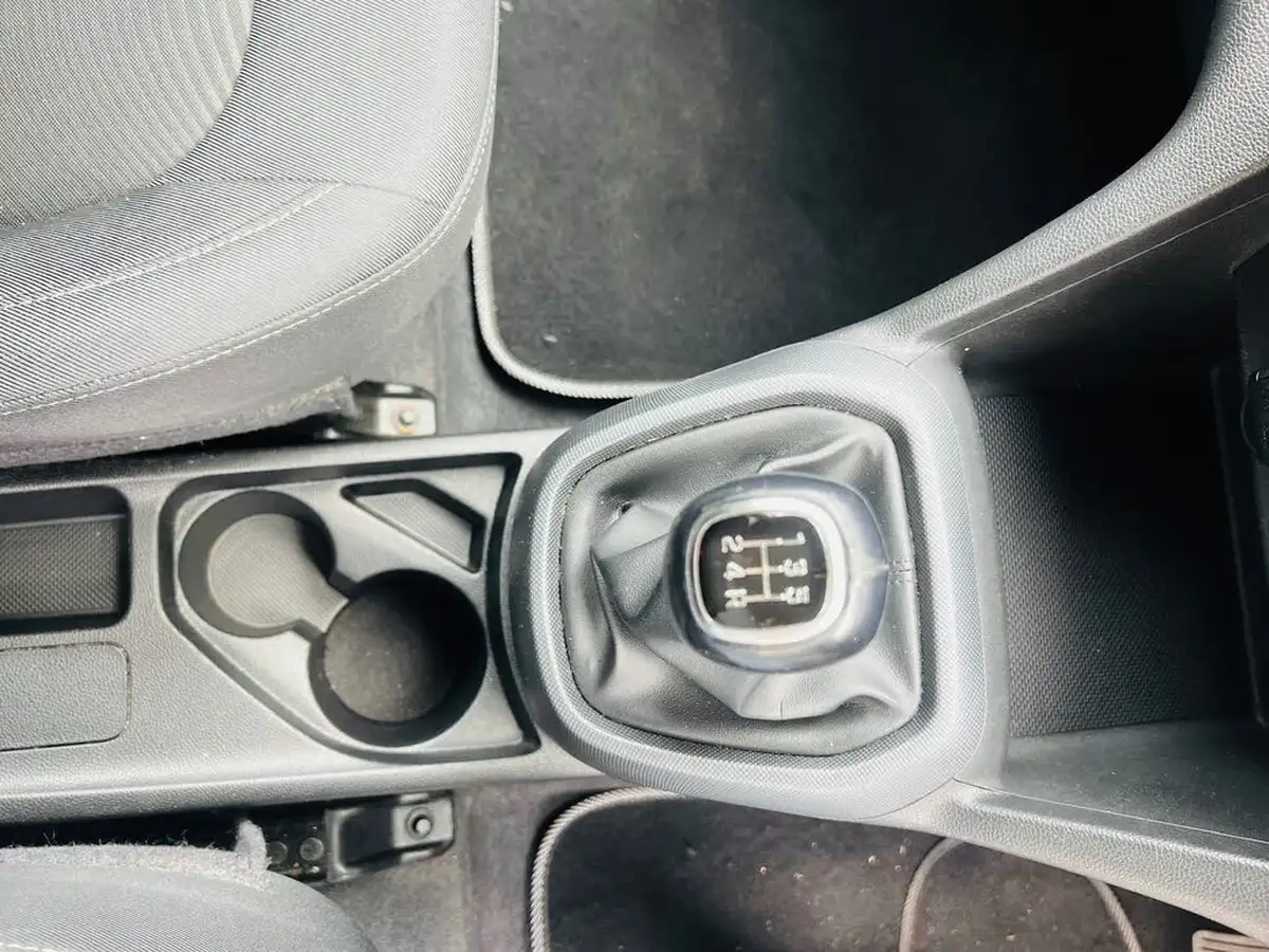 2018-hyundai-i10-10-se-67ps-big-15